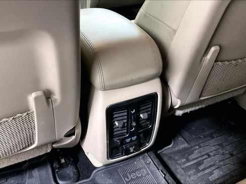 Used 2022 Jeep Grand Cherokee Limited image 31