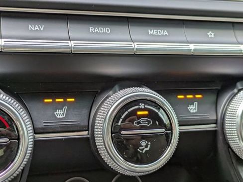 Used 2023 Genesis G70 2.0T image 23