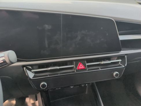 Used 2024 Kia Niro EX image 10