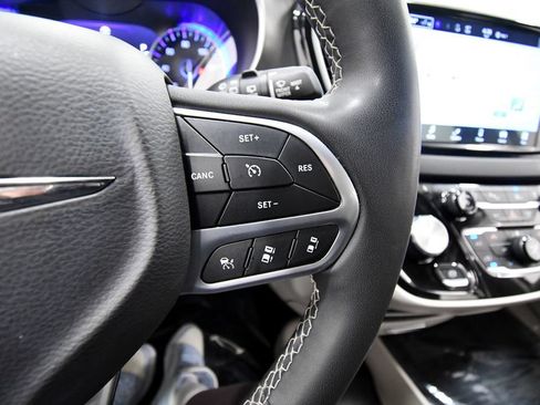 Used 2024 Chrysler Pacifica Touring-L FWD image 20