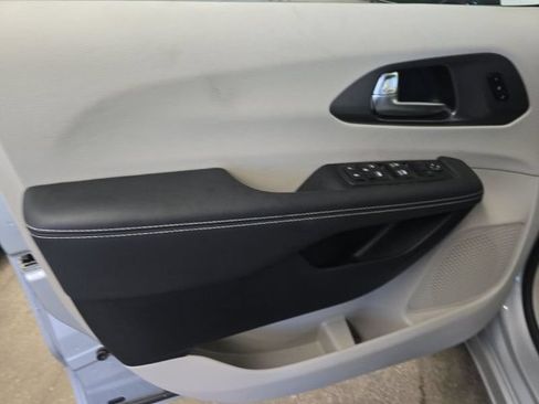 Used 2024 Chrysler Pacifica Touring-L FWD image 7