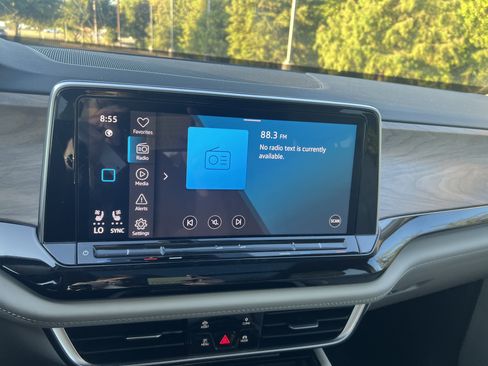 Used 2024 Volkswagen Atlas SE w/ Panoramic Sunroof Package FWD image 19