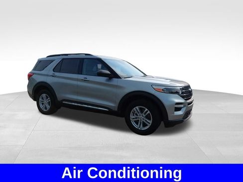 Used 2022 Ford Explorer XLT w/ Equipment Group 202A AWD/4WD image 8