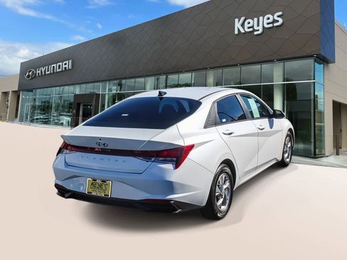 Used 2021 Hyundai Elantra SE image 4