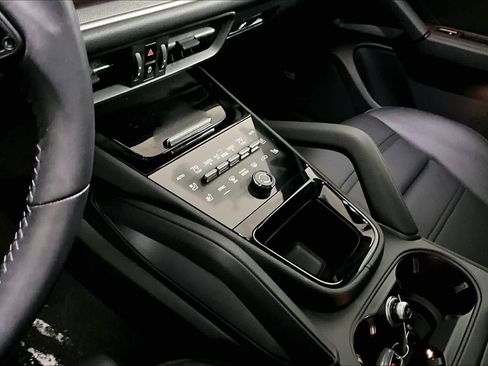 Used 2024 Porsche Cayenne image 15