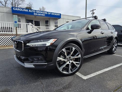 Used 2021 Volvo V90 T6 Cross Country image 2