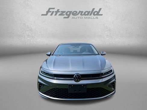 Used 2025 Volkswagen Jetta SE FWD image 2