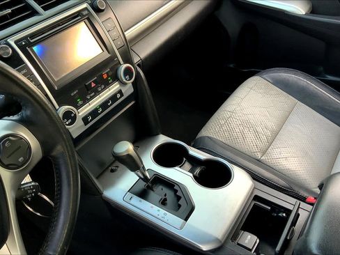 Used 2013 Toyota Camry SE image 16