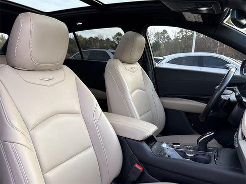 Used 2024 Cadillac XT4 Luxury w/ Cold Weather Package image 15