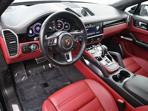Certified 2022 Porsche Cayenne Turbo image 4