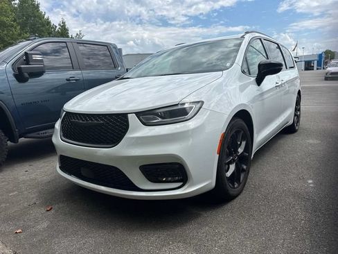 Used 2025 Chrysler Pacifica Limited FWD image 7