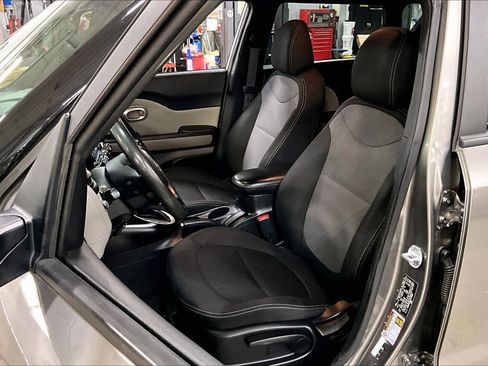 Used 2018 Kia Soul + image 7