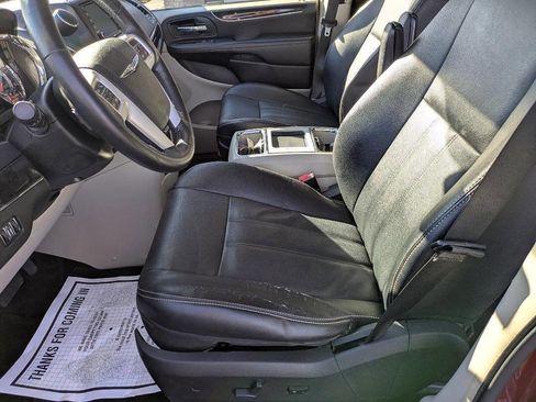 Used 2015 Chrysler Town & Country Touring w/ Driver Convenience Group image 10