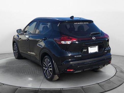 Used 2023 Nissan Kicks SV image 3