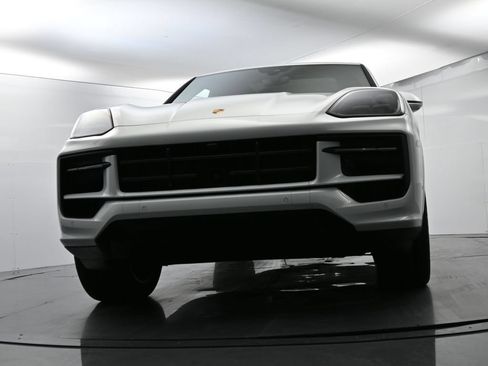 Certified 2025 Porsche Cayenne E-Hybrid w/ Premium Package Plus AWD/4WD image 59