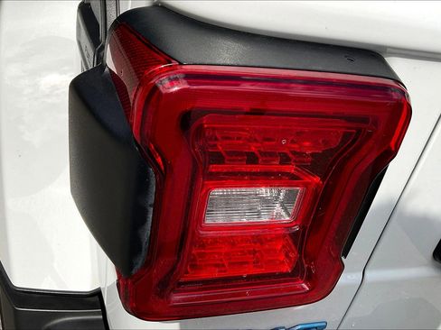 Used 2024 Jeep Wrangler Sahara image 26