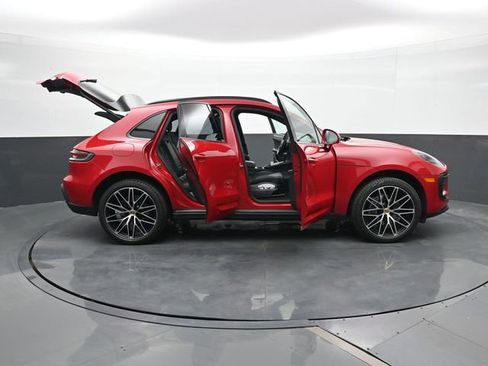 Certified 2025 Porsche Macan image 32