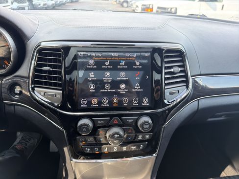 Used 2020 Jeep Grand Cherokee Overland AWD/4WD image 25
