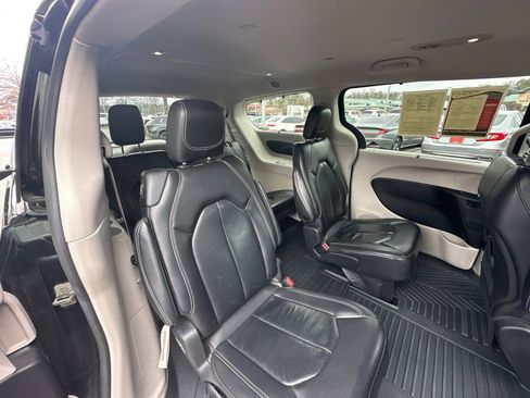 Used 2022 Chrysler Pacifica Touring-L image 16