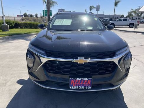 Used 2025 Chevrolet Trax LT FWD image 3