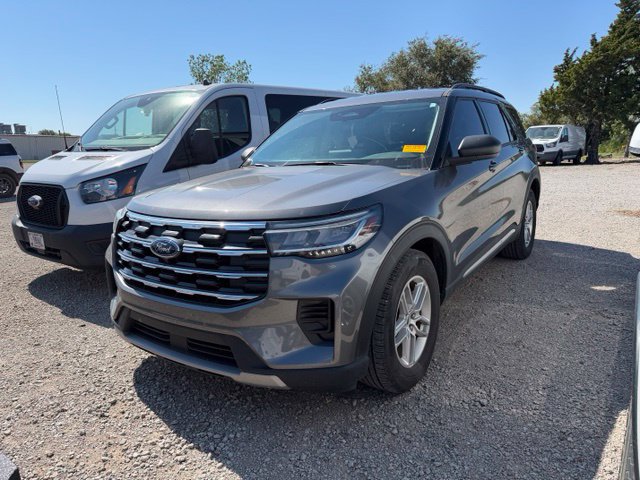 Used 2025 Ford Explorer Active RWD image 2