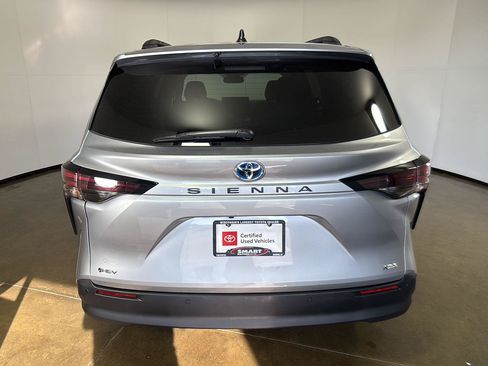Used 2025 Toyota Sienna XLE w/ XLE Plus Package FWD image 11