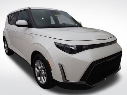 Certified 2023 Kia Soul LX w/ LX Technology Package image 2