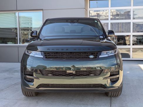 Used 2025 Land Rover Range Rover Sport SE image 2