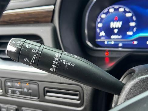 Used 2023 Chevrolet Suburban Premier image 29