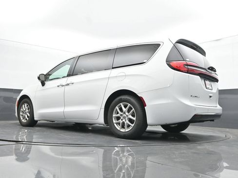Used 2023 Chrysler Pacifica Touring-L FWD image 46