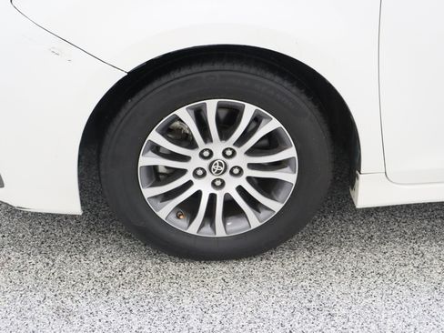 Used 2020 Toyota Sienna XLE w/ XLE Navigation Package image 11