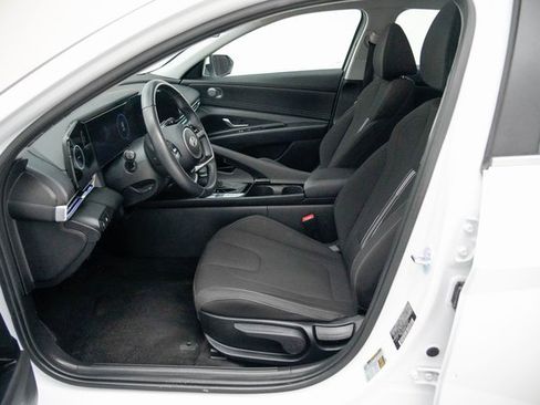 Used 2025 Hyundai Elantra SEL image 23