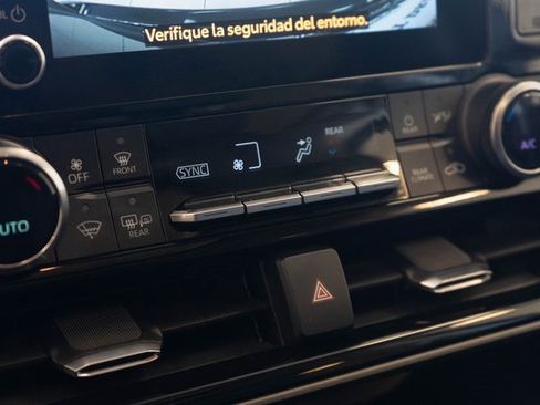 Used 2023 Toyota Highlander L image 26