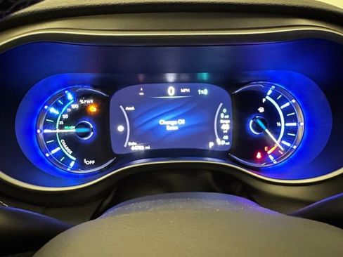 Used 2022 Chrysler Pacifica Touring-L w/ Uconnect Theater Family Group image 11