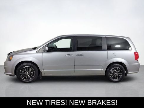 Used 2017 Dodge Grand Caravan SXT w/ Driver Convenience Group image 6