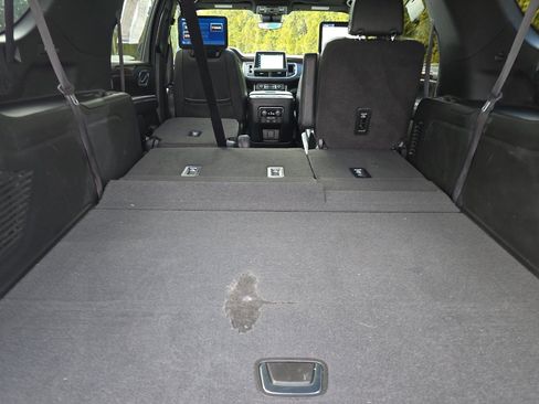 Used 2023 Chevrolet Suburban High Country w/ Advanced Technology Package image 17