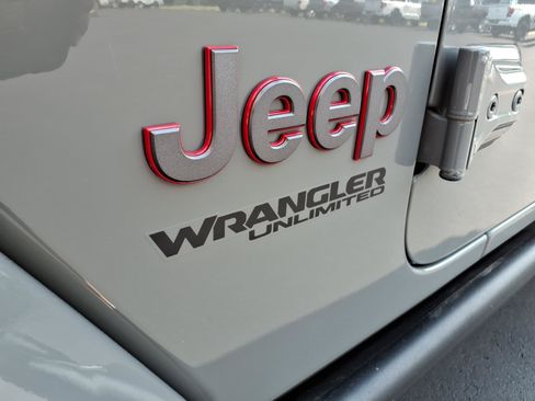 Used 2022 Jeep Wrangler Unlimited Rubicon w/ LED Lighting Group AWD/4WD image 2