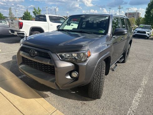 Used 2018 Toyota 4Runner SR5 Premium AWD/4WD image 2