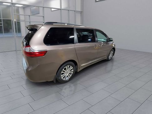 Used 2018 Toyota Sienna XLE w/ XLE Navigation Package image 8