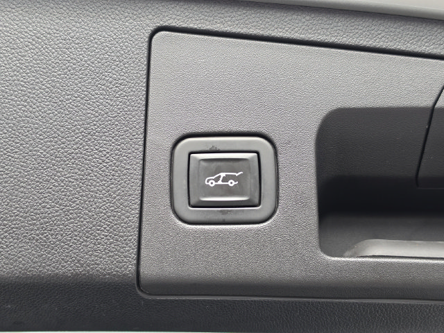 Used 2020 Cadillac XT4 Sport w/ LPO, Midnight Sport Package FWD image 16