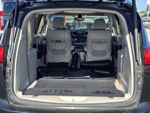 Used 2020 Chrysler Pacifica Limited image 37