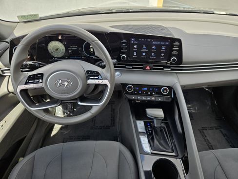 Used 2021 Hyundai Elantra SEL w/ Convenience Package image 6