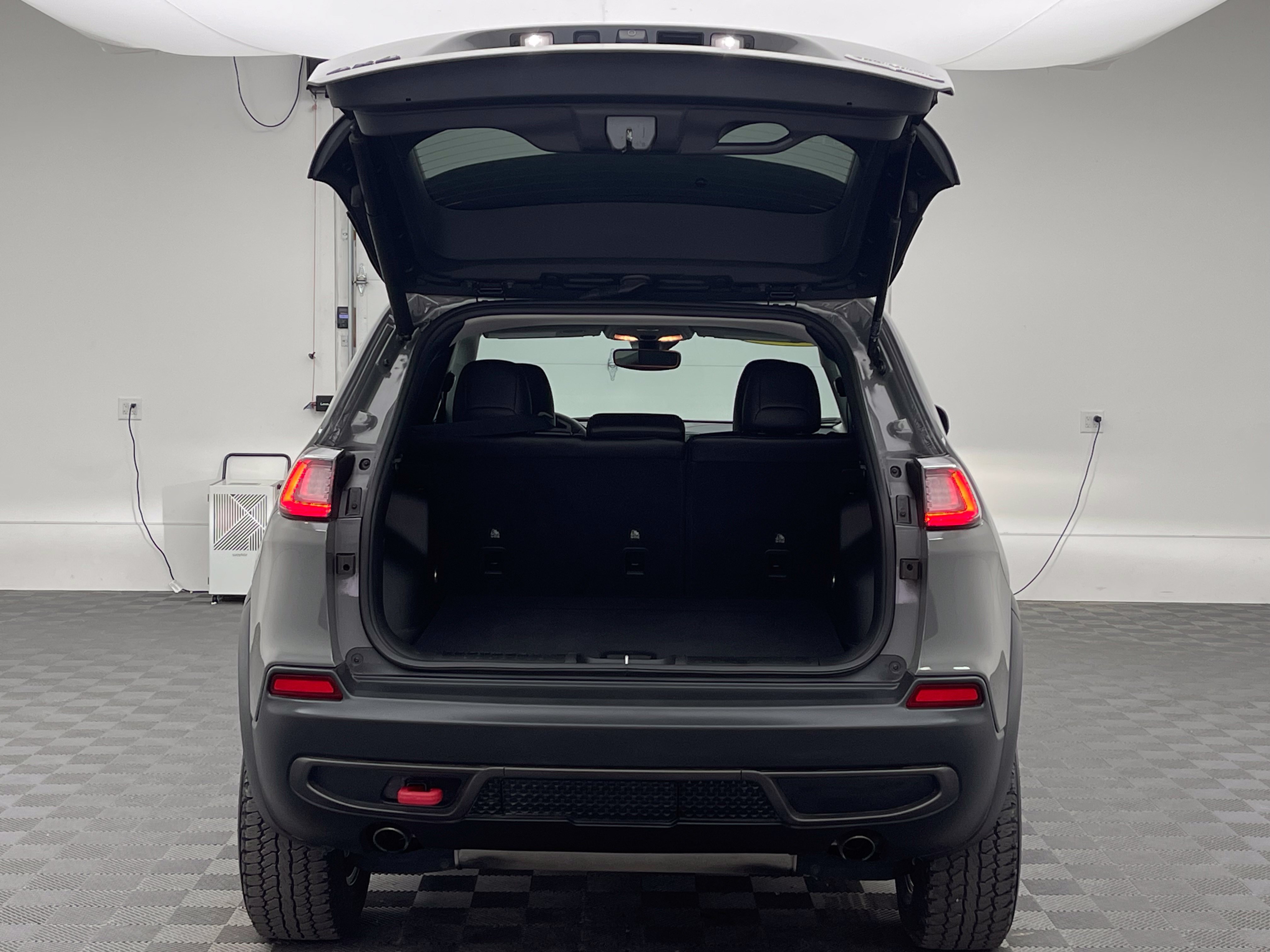 Used 2022 Jeep Cherokee Trailhawk w/ Premium Leather Package AWD/4WD image 9
