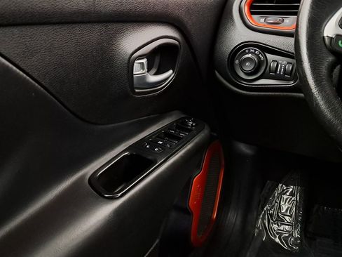 Used 2017 Jeep Renegade Trailhawk image 8