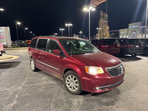 Used 2016 Chrysler Town & Country Touring image 8