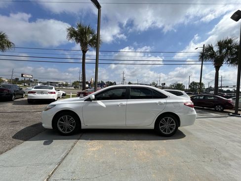 Used 2016 Toyota Camry SE image 3