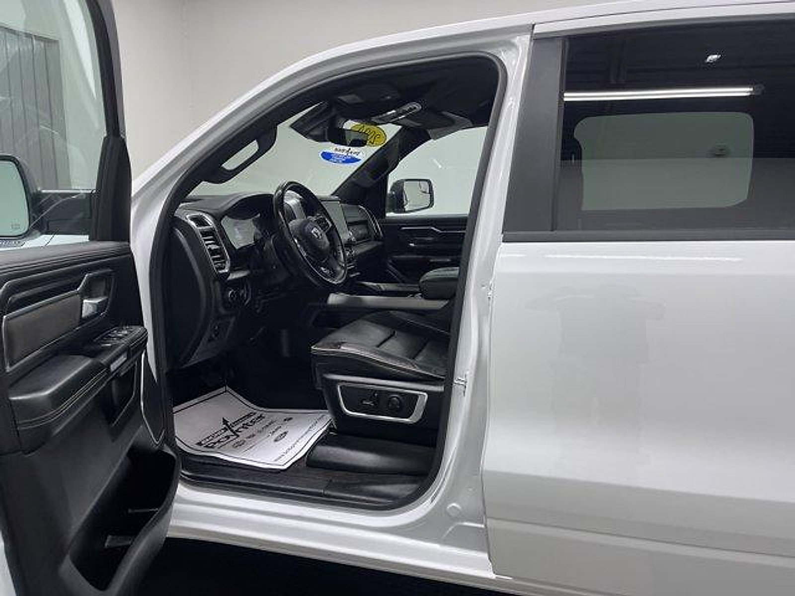 Used 2024 RAM 1500 Laramie AWD/4WD image 7