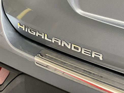 Used 2023 Toyota Highlander XLE FWD image 7
