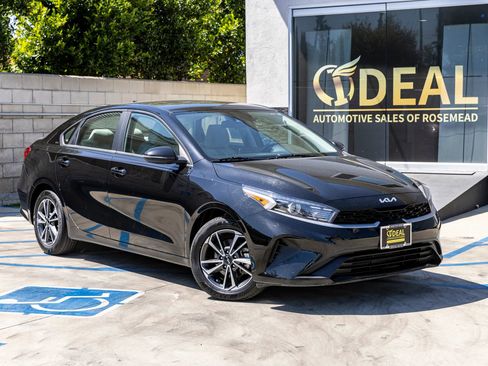 Used 2023 Kia Forte LXS w/ LXS Technology Package FWD image 2