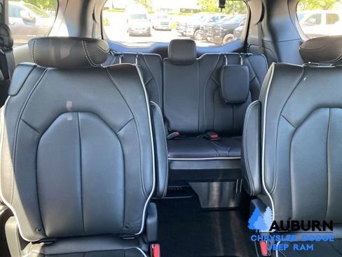 Used 2026 Chrysler Pacifica Limited FWD image 17
